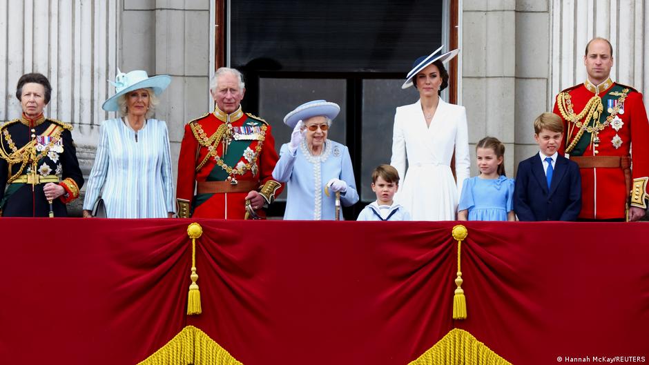 احتفالات اليوبيل البلاتيني لجلوس الملكة إليزابيث على العرش تنتهي بعروض في شوارع لندن