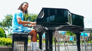 آكي مدافع سيتي يشارك في مبادرة لتقديم البيانو لمدارس مانشستر