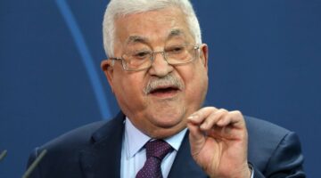 محمود عباس يصل إلى قطر على رأس وفد فلسطيني رفيع