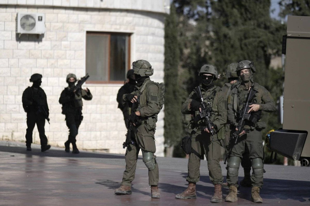 الجيش الإسرائيلي: اعتقال شخص حاول دهس مدنيين بالضفة