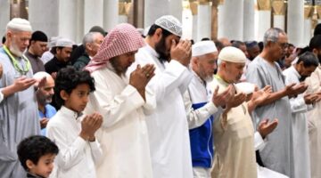 ‎قاصدو المسجد النبوي يصطحبون أطفالهم للصلاة خلال شهر رمضان