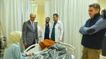 رئيس جامعة أسيوط يشارك المرضى والأطباء والعاملين بالمستشفيات الجامعية فرحة عيد الفطر