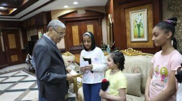محافظ المنيا يوزع العيديات والهدايا على أطفال مؤسسات دور الرعاية